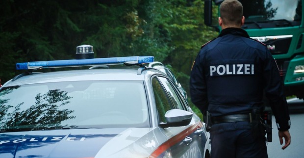 Ein österreischischer Polizist bei einer Verkehrskontrolle.