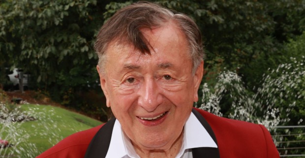 Richard Lugner mit einem roten Sakko.