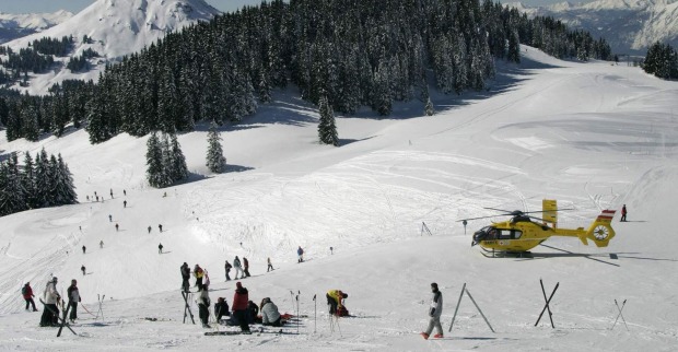 Auf einer Skipiste ist ein Unfall passiert. Der Helikopter ist vor Ort.