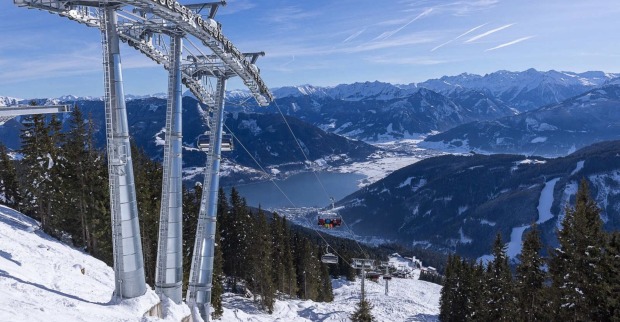 Neue Sonnkogelbahn auf der Schmitten mit dem Zeller See und Bergen im Hintergrund