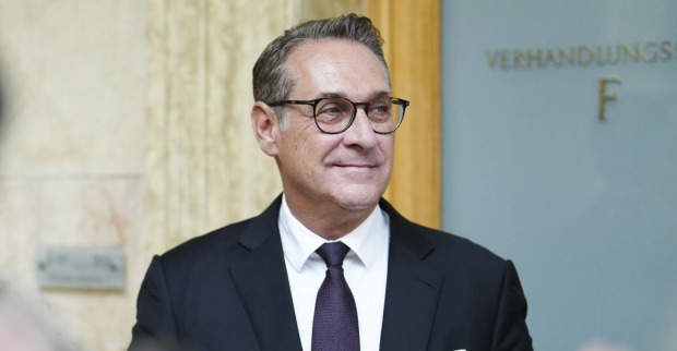 HC Strache im Anzug, mit Krawatte und Brille