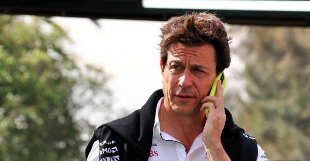 Toto Wolff telefoniert