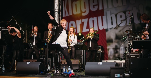 Funk You-Sängerin auf der Bühne