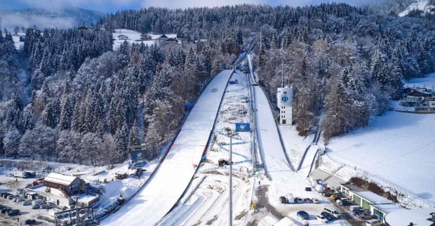 Die fertig präparierte Skisprungschanze in Bischofshofen