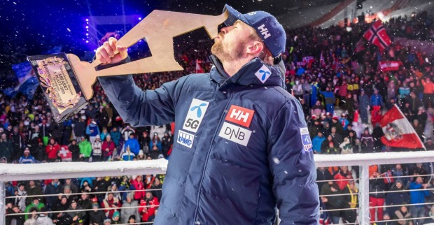Aleksander Aamodt Kilde küsst die goldene Kitzbühel-Siegertrophäe im Zuge der Siegerehrung 2023