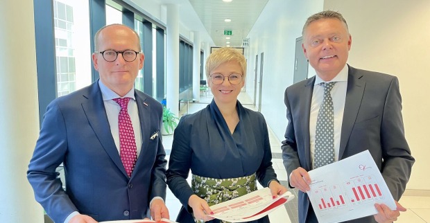 WKOÖ-Direktor Gerald Silberhumer, WKOÖ-Präsidentin Doris Hummer, GF-Economica Christoph Schneider