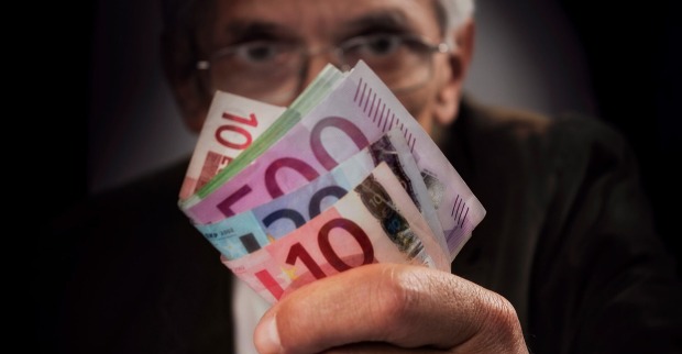 Mann mit mehreren Euro-Scheinen in der Hand.