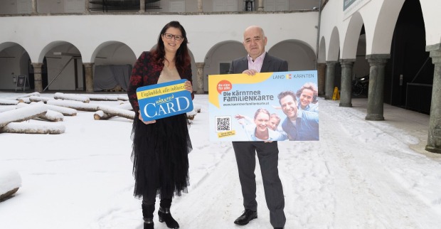 Sara Schaar und Manfred Hautz im Burghof Klagenfurt mit Karten in den Händen