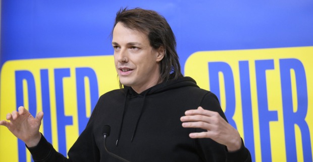 Bierparteigründer Dominik Wlazny auf der Pressekonferenz zum Antritt bei der Nationalratswahl.