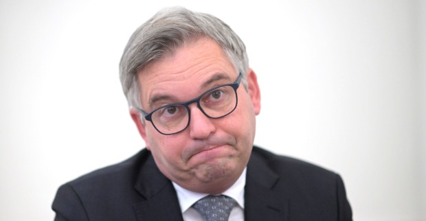 Magnus Brunner verzieht das Gesicht