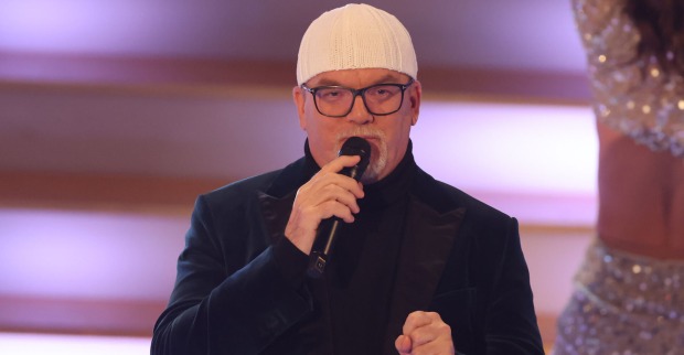 DJ Ötzi auf der Bühne mit einer weißen Mütze und einem schwarzen Sakko.