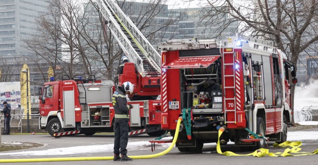 Feuerwehrautos, Einsatzkräfte löschen den schwelenden Brand auf der Donauinsel in der Sunken City