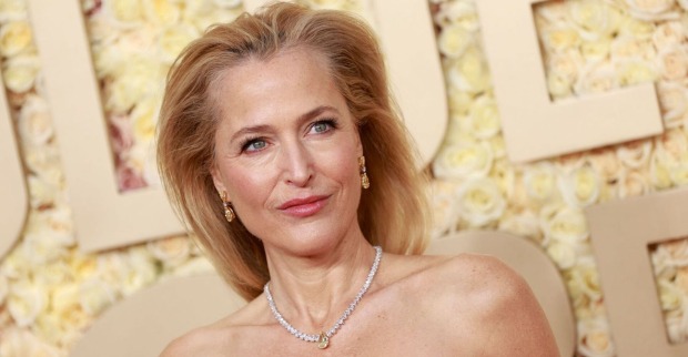 Gillian Anderson mit mit offenen blonden Haaren auf dem Red Carpet.