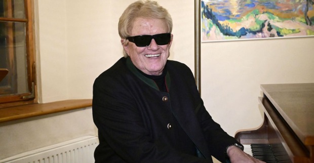Schlagerstar Heino mit einer schwarzen Brille am Klavier.