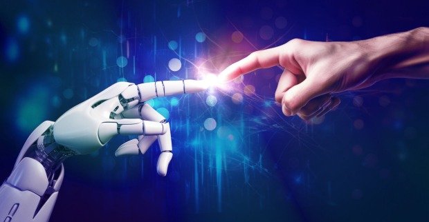 Eine Roboterhand und eine Menschenhand berühren sich