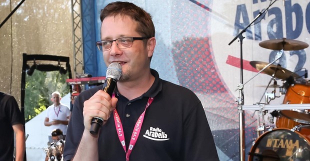 Der Radiomoderator Joey Fellner auf der Bühne.