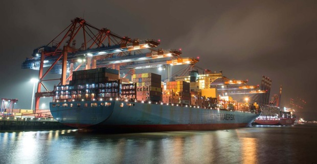 Ein Containerschiff des Maersk-Konzerns liegt in einem Hafen vor Anker