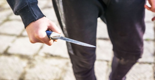 Ein Mann mit einem Messer in der Hand.