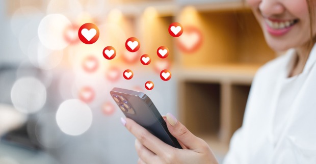 Frau mit Telefon in der Hand | Credit: iStock.com/eakgrunge