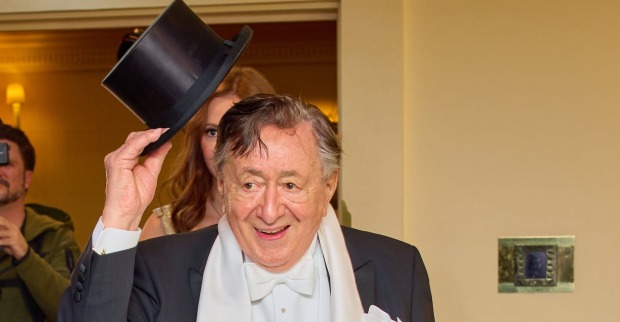 Richard Lugner mit einem Zylinder auf dem Opernball.