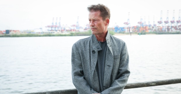 Til Schweiger mit einem grauen Mantel.