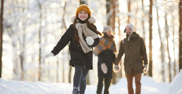 Familie wandert im Winter durch Niederösterreich | Credit: iStock.com/SeventyFour