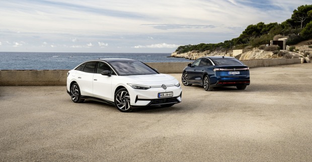 Der ID.7 ist eine rein elektrisch betriebene Schräghecklimousine mit 2.971 Millimeter Radstand und kurzen Karosserieüberhänge.