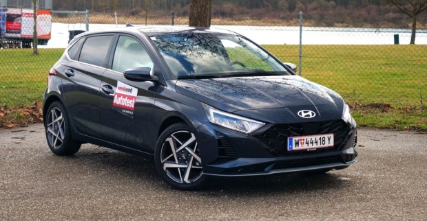 Frontansicht eines schwarzen Hyundai i20, auf der Autotür ein Sticker mit der Aufschrift "Weekend Autotest"