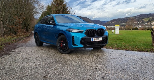 Die blaue Lackierung des BMW X6 M60i sticht in das Auge.