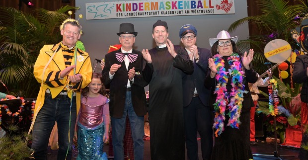 Kindermaskenball mit Politikern und Vertretern der Öffentlichkeit