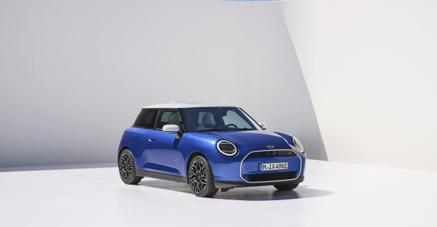 Der rein elektrische Mini Cooper unterstreicht als Dreitürer in seiner fünften Generation im typischen Design - kurze Überhänge, kurze Motorhaube, langer Radstand.