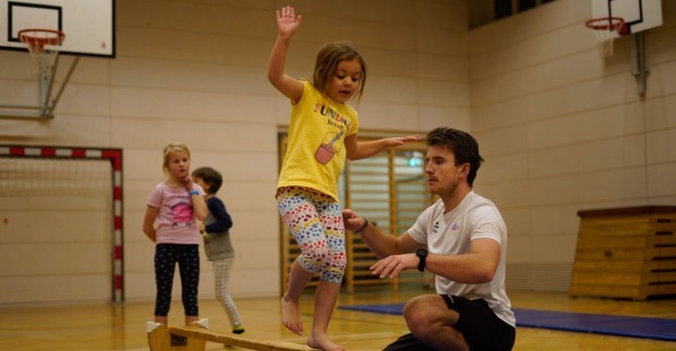 Tobias Speiser mit Kinder in Turnhalle