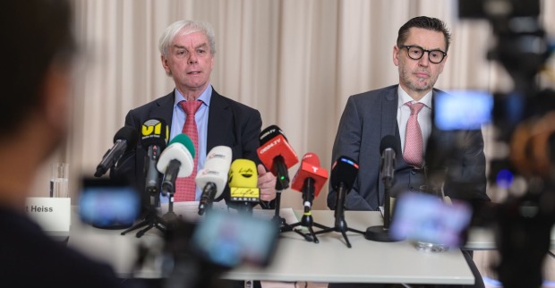 Die Anwälte Albert Heiss und Mathias Kapferer vor der Presse.