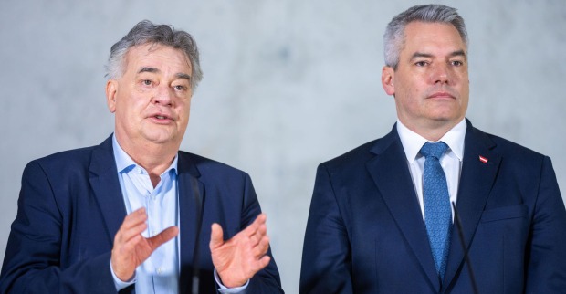Vizekanzler Werner Kogler und Bundeskanzler Karl Nehammer bei der gemeinsamen Pressekonferenz zum Baupaket