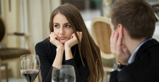Frau genervt bei einem Date | Credit: iStock.com/Artem Zakharov