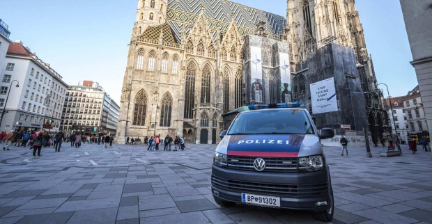Eine Polizeiauto vor dem Wiener Stephansdom.