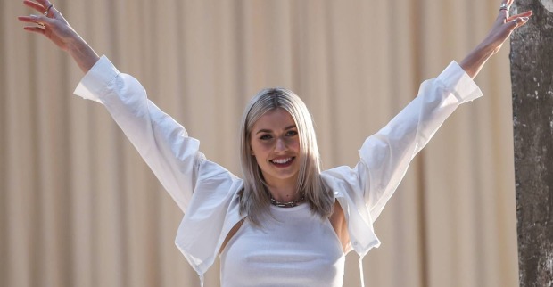 Topmodel Lena Gercke reißt glücklich die Arme hoch