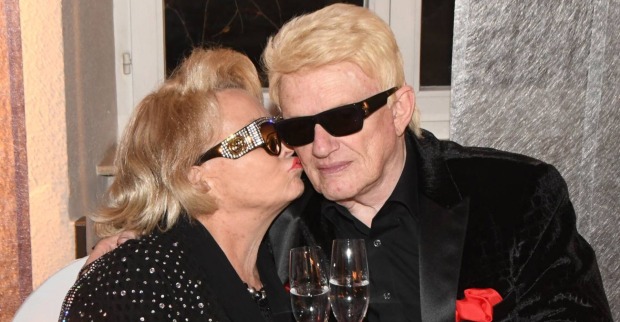 Hannelore (✝ 81) küsst Heino (85) zu seinem Geburtstag auf die Wange.