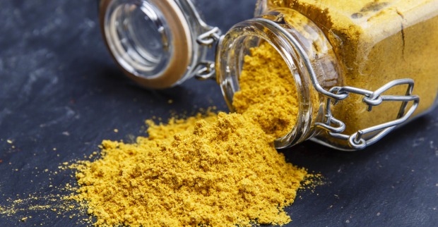Currypulver in Glasbehälter umgestoßen
