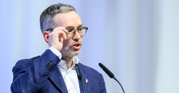 Herbert Kickl mit Brille im Porträt am Rednerpult