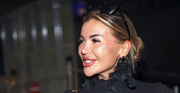 Kim Virginia mit zusammen gebundenen Haaren, einer Sonnenbrille und einem schwarzen Pullover.