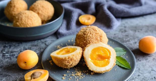 Marillenknödel auf einem Teller | Credit: iStock.com/NoirChocolate