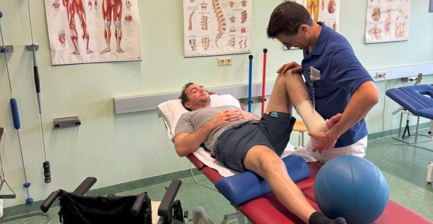 Rallye-Dakar-Sieger Matthias Walkner bei der Physiotherapie auf Reha.