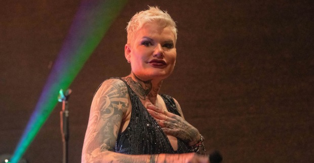 Schlagersängerin Melanie Müller bei einem Auftritt auf der Bühne.