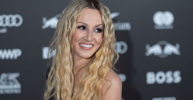 Melissa Naschenweng bei einem Event mit gewellten blonden langen Haaren und starken Augen Make-Up.