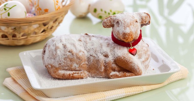 Süßes Osterlamm auf einem Teller | Credit: iStock.com/eyewave