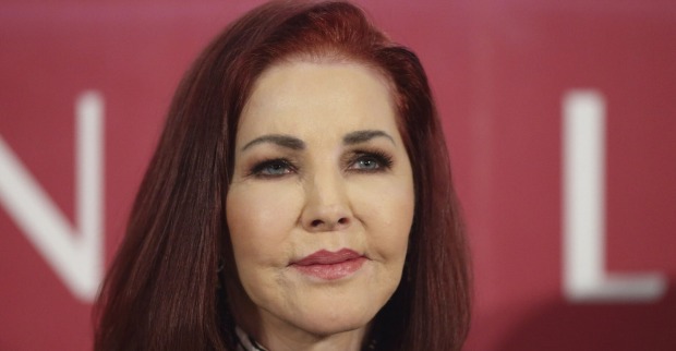 Priscilla Presley mit roten offenen Haaren bei einer Pressekonferenz.