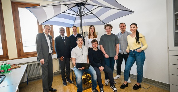 Smarter Sonnenschirm mit Projektteam