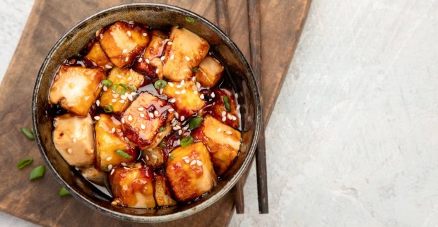 Keramikschale mit glasiertem Tofu und Sesamkörner