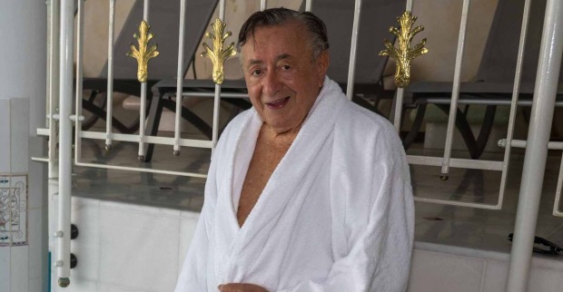 Richard Lugner im Bademantel.